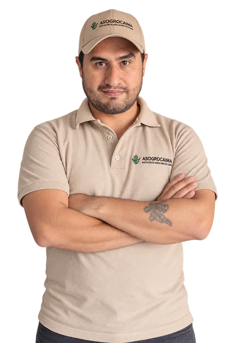 Retrato con gorra y polo de ASOGROCAIMA y los brazos cruzados, editado con IA.
